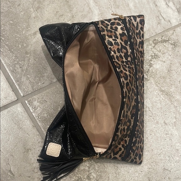 Chic Leopard Print Brown and Black Clutch Wristlet - Picture 3 of 4